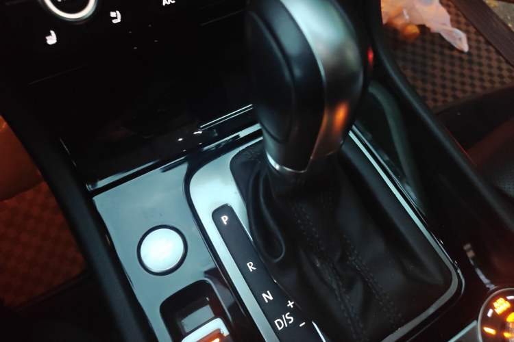 Used Volkswagen Touareg 2018 3.0 TSI Glory Collection Edition Gear Lever