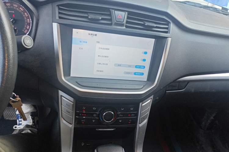 Used SAIC MAXUS T70 2021 2.0T Facelift Diesel Automatic 4x4 Advanced Version with Long Bed and High Ground Clearance
