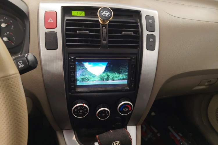 Used Hyundai Tucson 2009 2.0L Automatic Two-Wheel Drive with Sunroof Audio And AC Panel