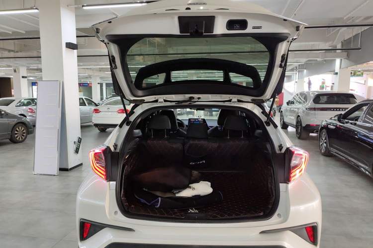 Used Toyota C-HR 2018 2.0L Luxury Sunroof Version China V Emission Standard