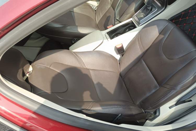 Used Volvo V40 2015 1.6T Zhiyi Edition
