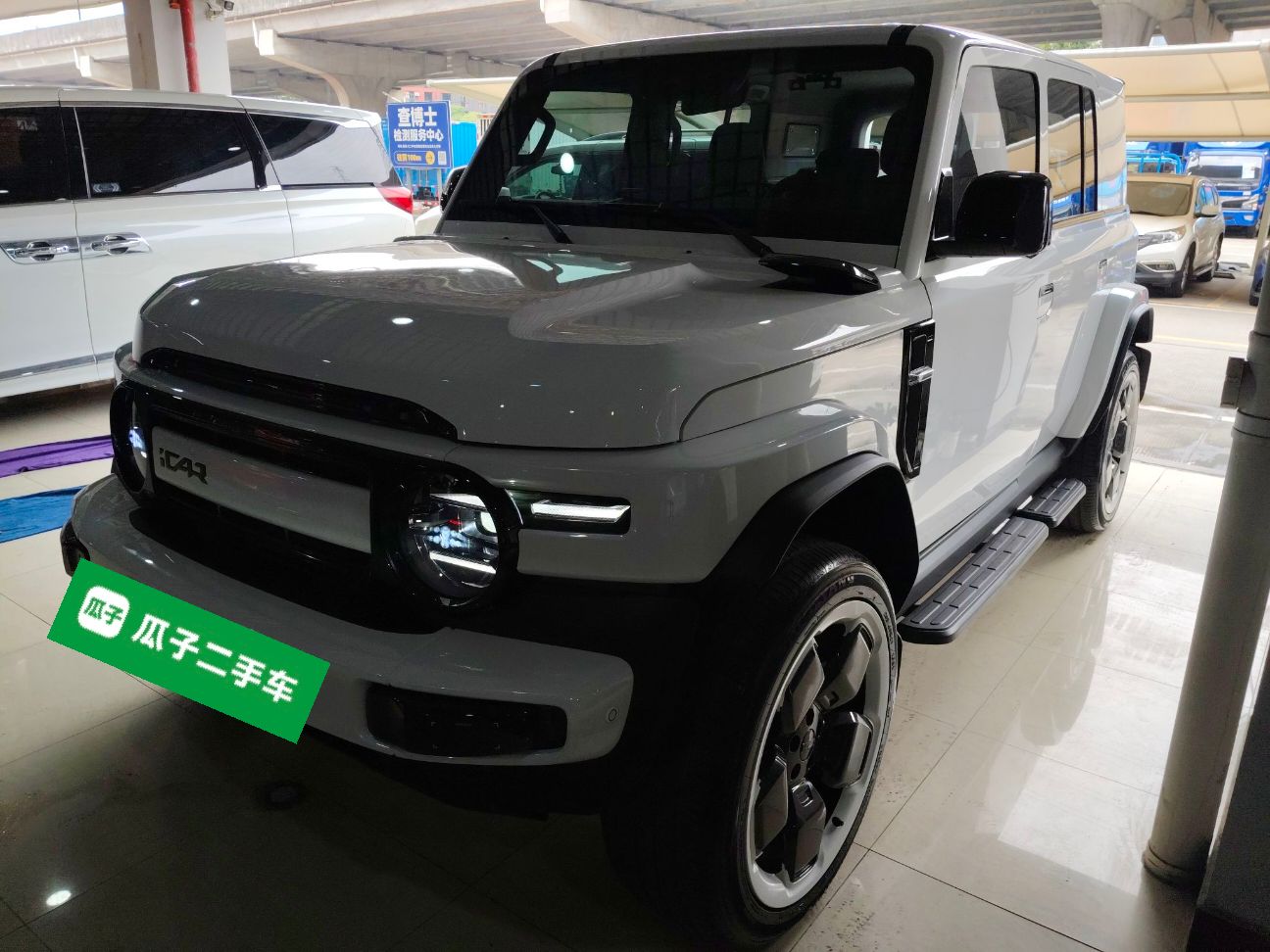 تحت مقدمة السيارة