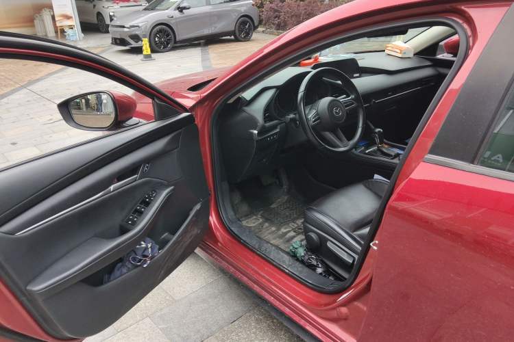 Used Mazda 3 Axela 2020 1.5L Automatic Luxury Version Driver Seat