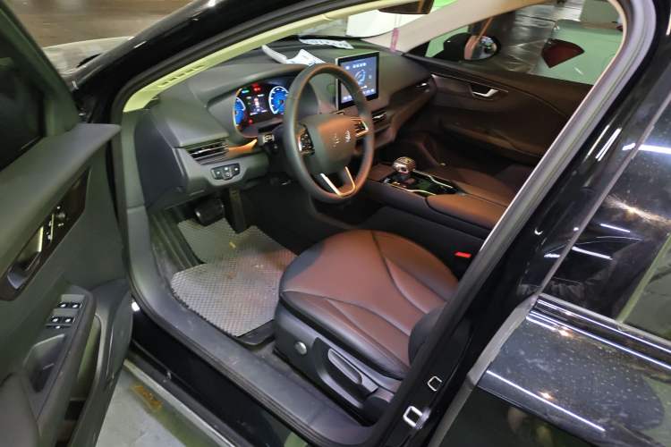 Used Hongqi E-QM5 2022 431 km Charge & Enjoy Edition Left Front Seat