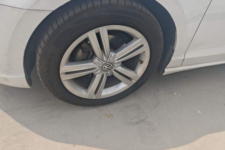 Used Volkswagen Lamando 2015 280TSI DSG Comfort Edition Left Front Wheel Hub