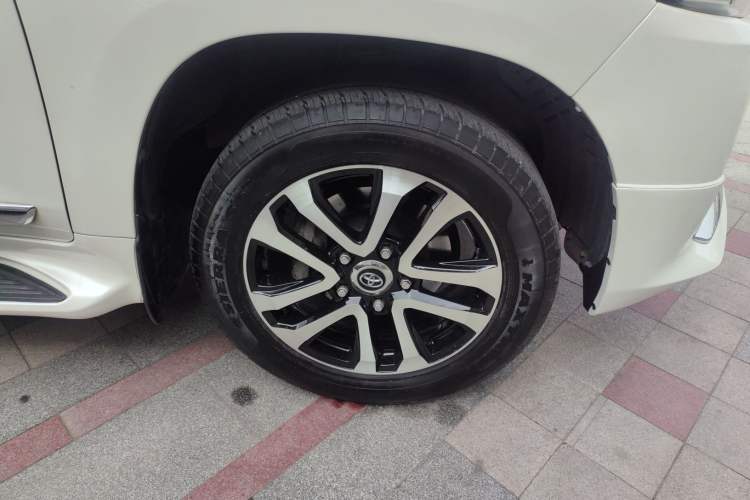 Used Toyota Land Cruiser 2021 5.7L VXR Genuine Leather – Middle East Right Front Wheel Hub