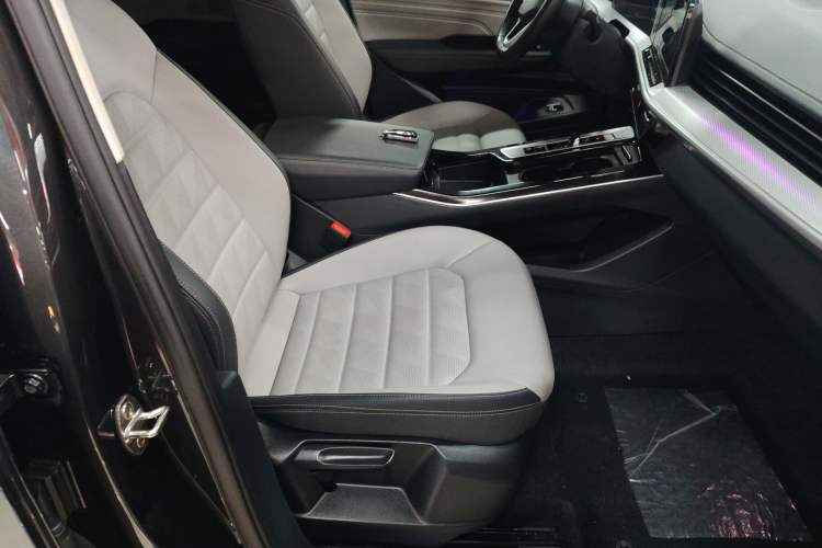 Used Volkswagen Tavendor 2023 330TSI Luxury Touring Edition
