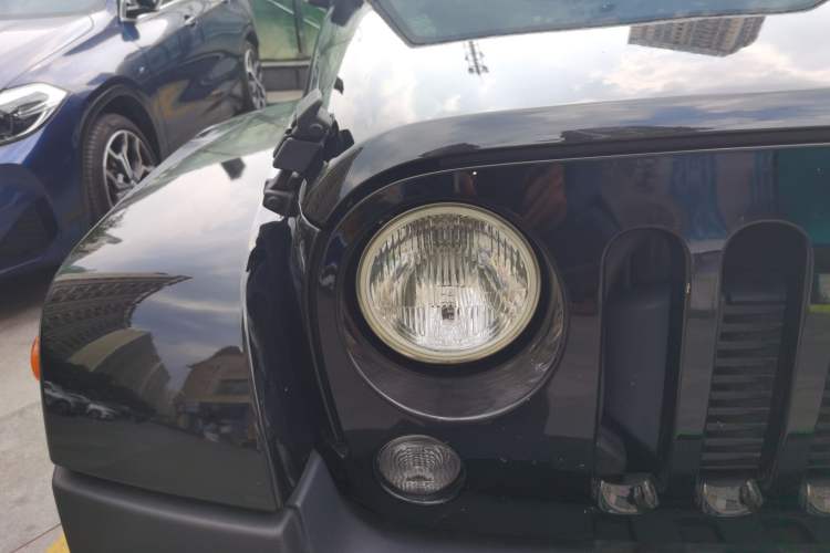 Used Jeep Wrangler 2015 2.8TD Sahara Four-Door Comfort Edition Right Front Headlight