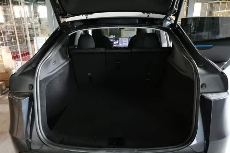 Used Tesla Model Y 2025 Rear-Wheel-Drive Version
