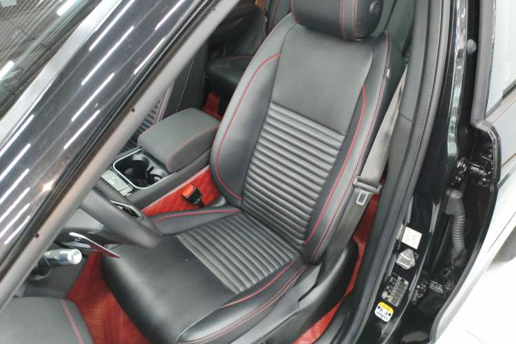 Used Land Rover Discovery Sport 2022 249 PS Metropolitan Edition 5 Seats Left Front Seat