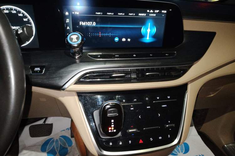 Used Buick GL8 2020 ES Land Cruiser 653T Luxury Edition Audio And AC Panel