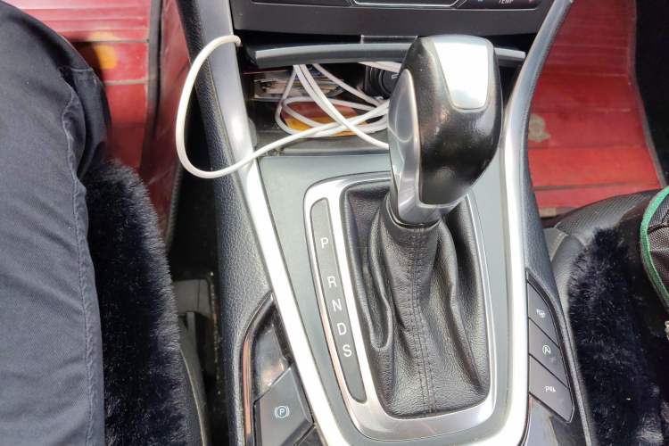 Used Ford Edge 2016 EcoBoost 245 Four-Wheel Drive Titanium 7-Seater Gear Lever