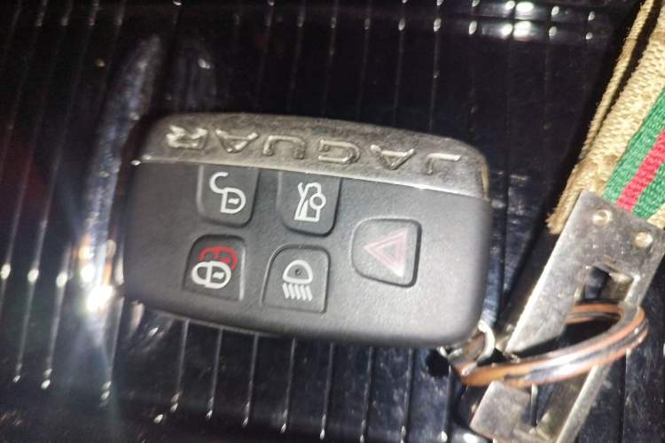 Used Jaguar XJ 2014 XJL 3.0 SC Two-Wheel-Drive Panoramic Business Edition Vehicle Key