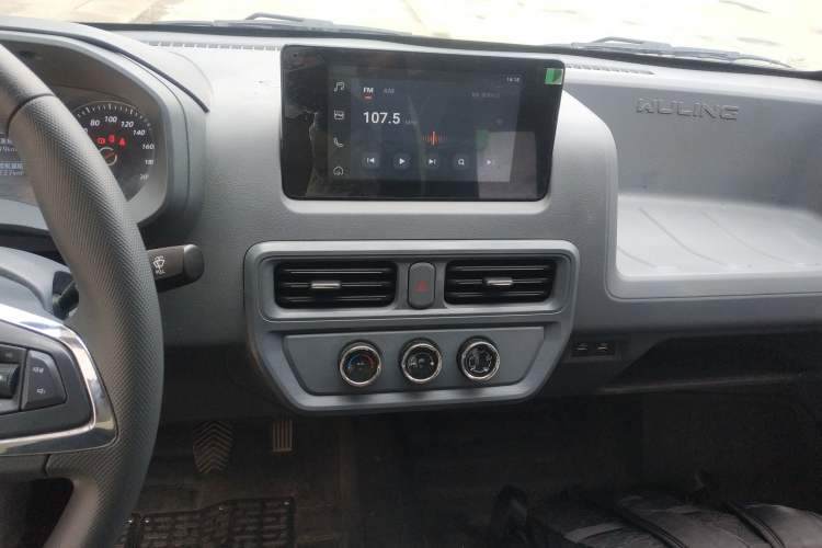 Used Wuling Yangguang 2024 300km Comfort Version with Sealed Windows 60kW Audio And AC Panel