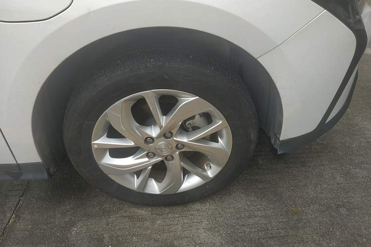 Used Buick Velite 6 2023 Revised Version 430 km Range – Commuter Edition Right Front Wheel Hub