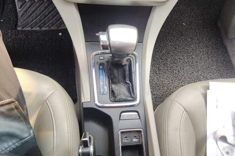 Used Geely Auto Emgrand 2014 Sedan 1.5L CVT Elite Model Gear Lever