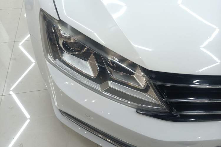 Used Volkswagen Sagitar 2015 230TSI Automatic Luxury Model Right Front Headlight