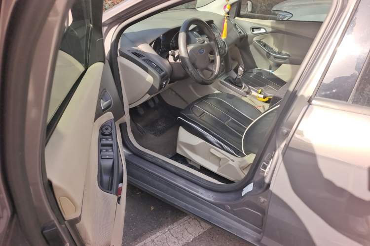 Used Ford Focus 2012 Sedan 1.6L Manual Comfort Model
