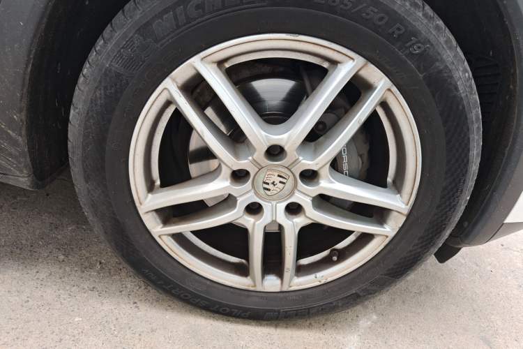 Used Porsche Cayenne 2015 Cayenne 3.0T Right Front Wheel Hub