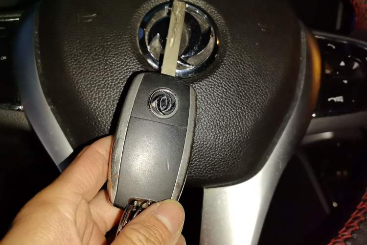 Used Dongfeng Yufeng 2023 V9+ 2.0T Manual Front-Wheel-Drive Multi-Function Mid-Roof Van with 7/8/9 Seats
