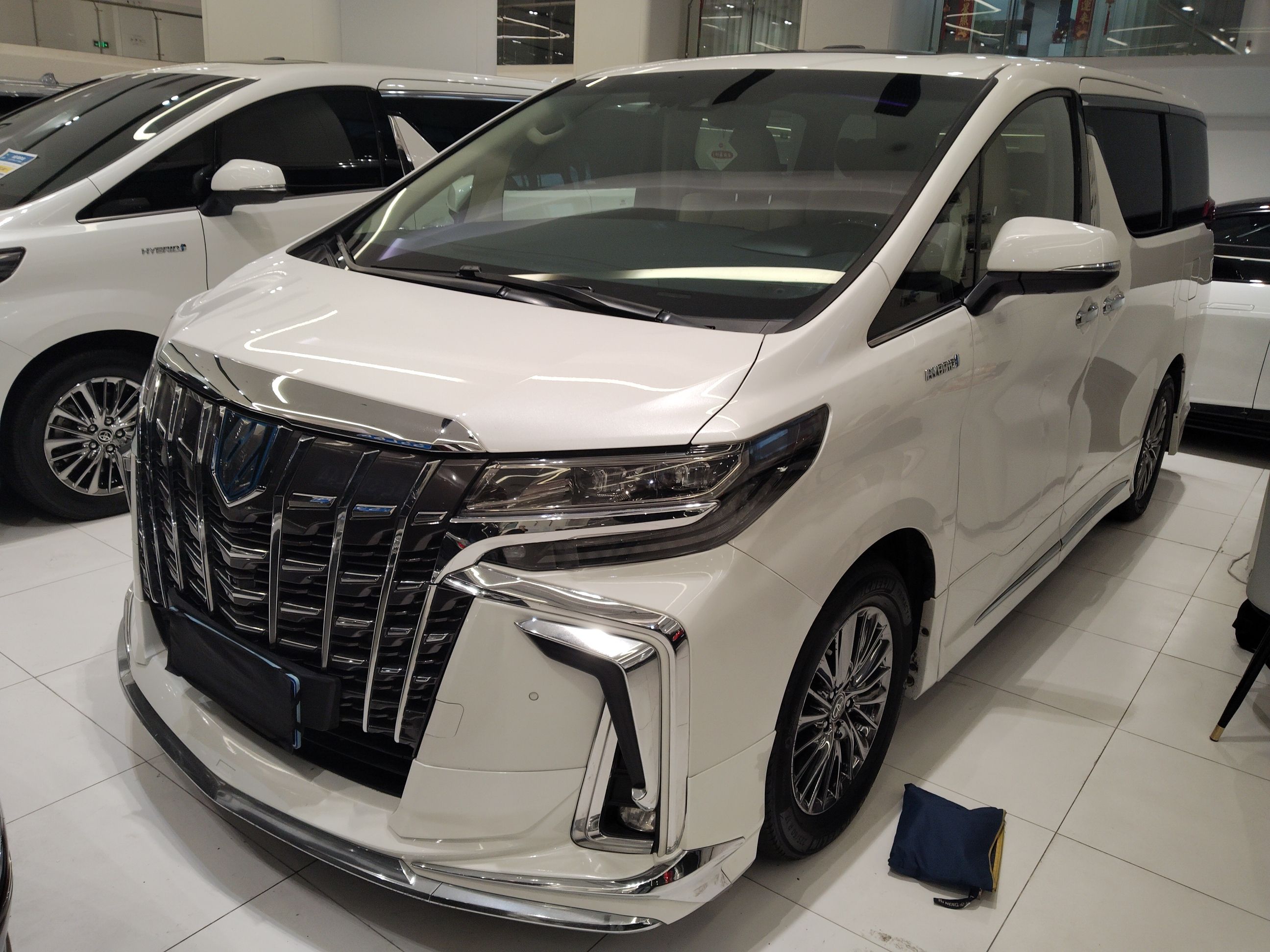 تحت مقدمة السيارة