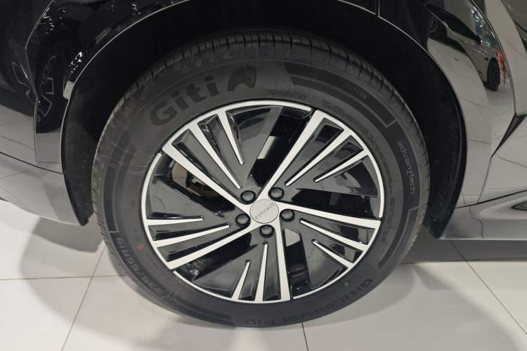 Used Lynk & Co 08 EM-P 2025 120km Long-Range Pro