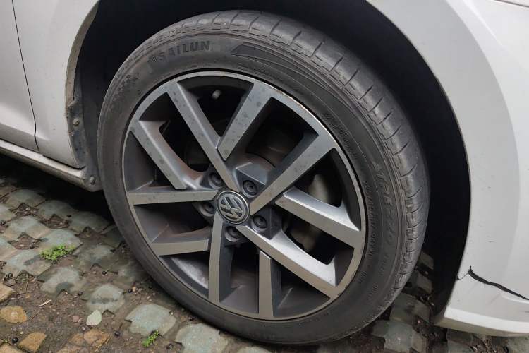 Used Volkswagen Golf 2018 230TSI Automatic Luxury Version Right Front Wheel Hub