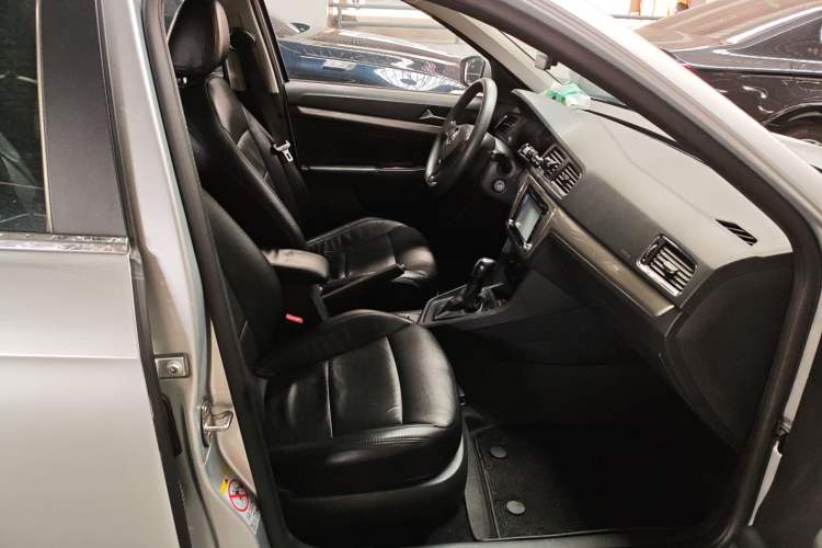 Used Volkswagen Lavida 2015 1.6L Automatic Fashion Edition
