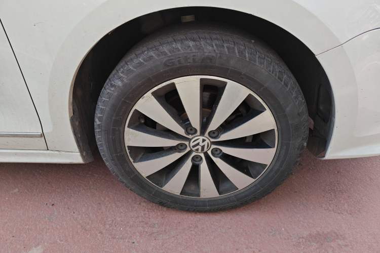 Used Volkswagen Sagitar 2015 1.6L Manual Comfort Model Right Front Wheel Hub