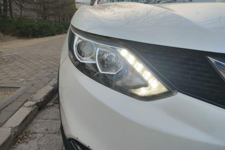 Used Nissan Qashqai 2016 2.0L CVT Luxury Edition Right Front Headlight