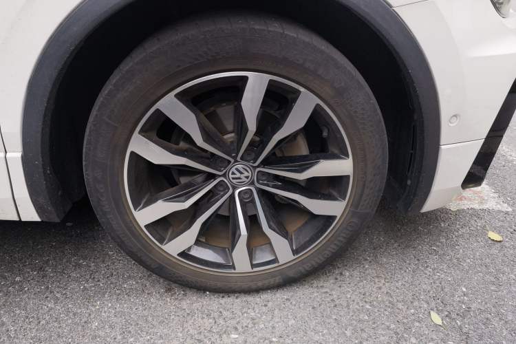 Used Volkswagen Tiguan L 2020 330TSI Automatic Two-Wheel Drive R-Line Flagship Version China VI Standard Right Front Wheel Hub