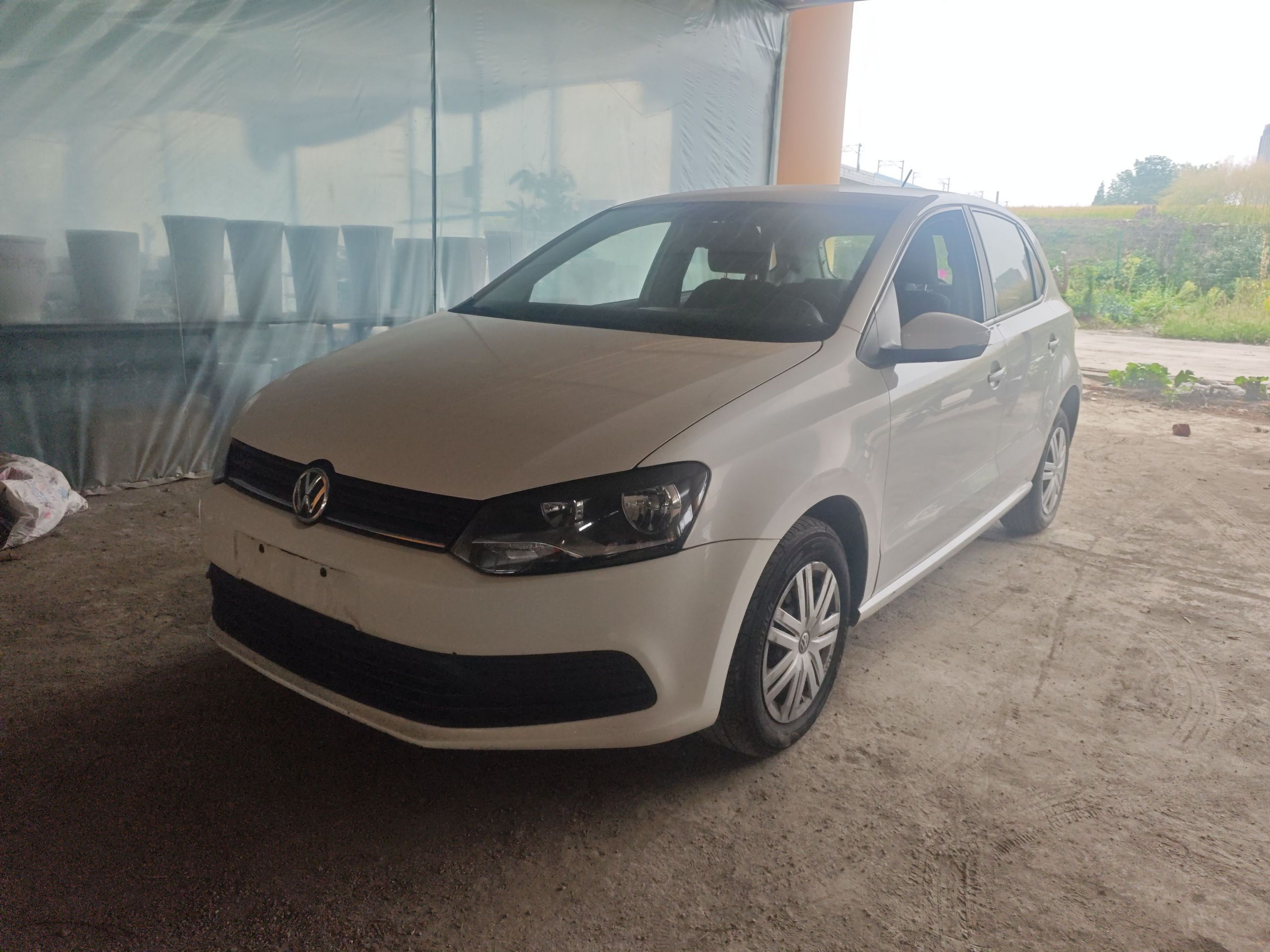 Под передней частью автомобиля