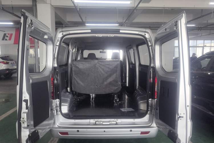 Used Chana Ruixing EM60 2025 Passenger Version Comfort Edition 6 Seats 300 km Range Side-Hinged Doors
