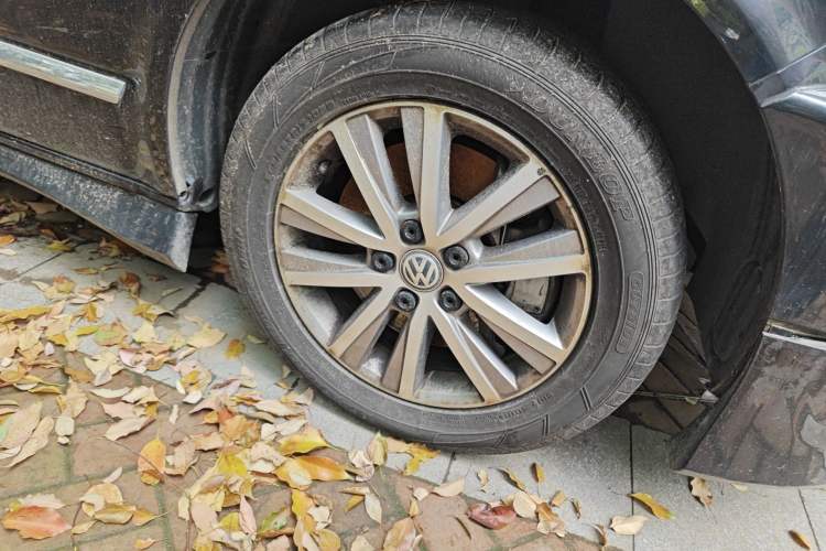 Used Volkswagen Caravelle 2017 2.0 TSI 4x4 Luxury Edition 7-Seater Right Front Wheel Hub