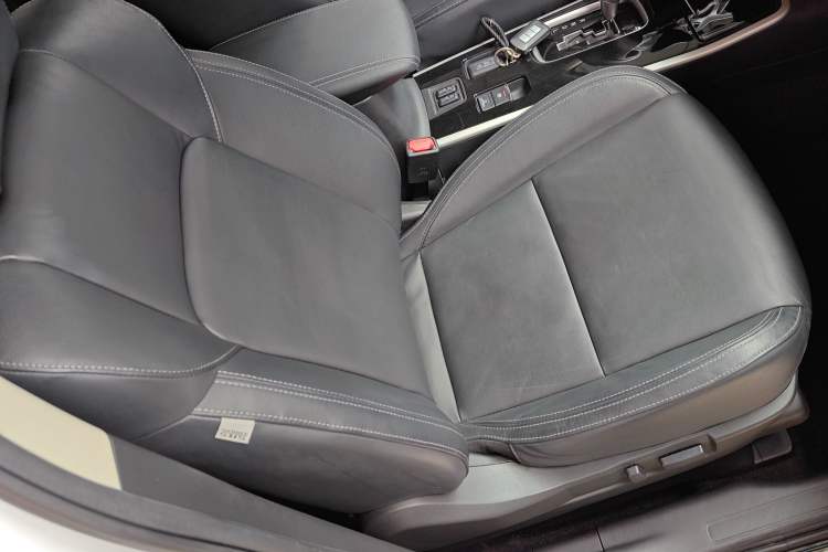 Used Mitsubishi Outlander 2019 2.4L Two-Wheel Drive ZhiXing Version 5 Seats China V Emission Standard Right Front Seat