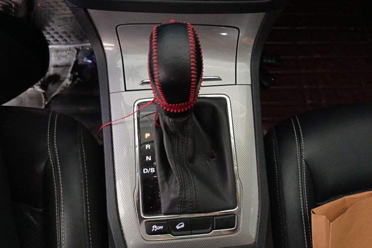 Used Roewe RX5 2016 20T Two-Wheel Drive Automatic Internet Smart Edition
