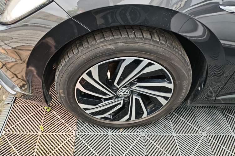 Used Volkswagen Sagitar 2020 280TSI DSG Luxury Version China VI Standard Left Front Wheel Hub