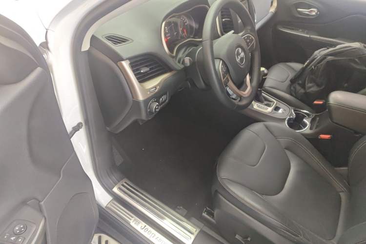 Used Jeep Cherokee 2016 2.4L Leading Edition
