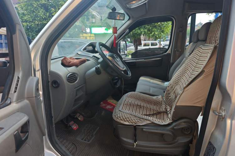 Used SAIC MAXUS Xintu V80 2017 2.5T 5-Speed Manual Aoyuntong National V Short Wheelbase Mid-Roof 5/6/10-Seater Left Front Seat