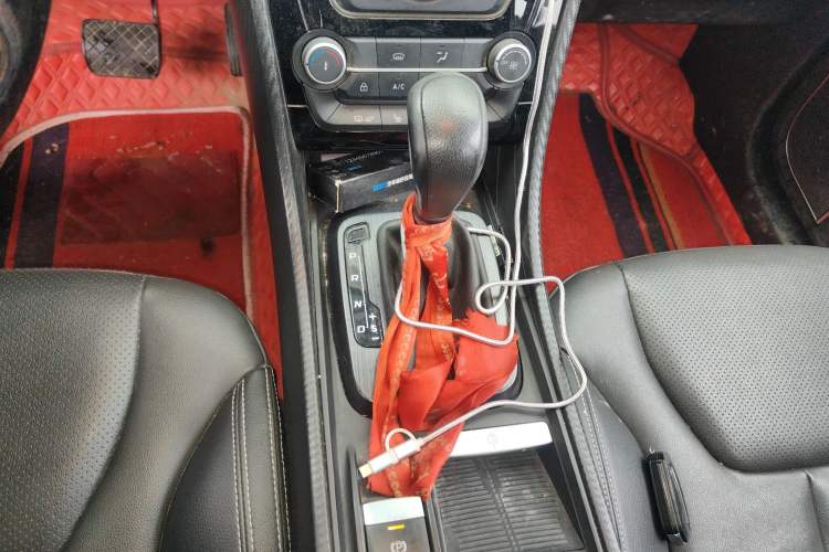 Used JMC Yusheng S330 2016 1.5L GTDi Automatic Two-Wheel Drive Fashion Edition Gear Lever