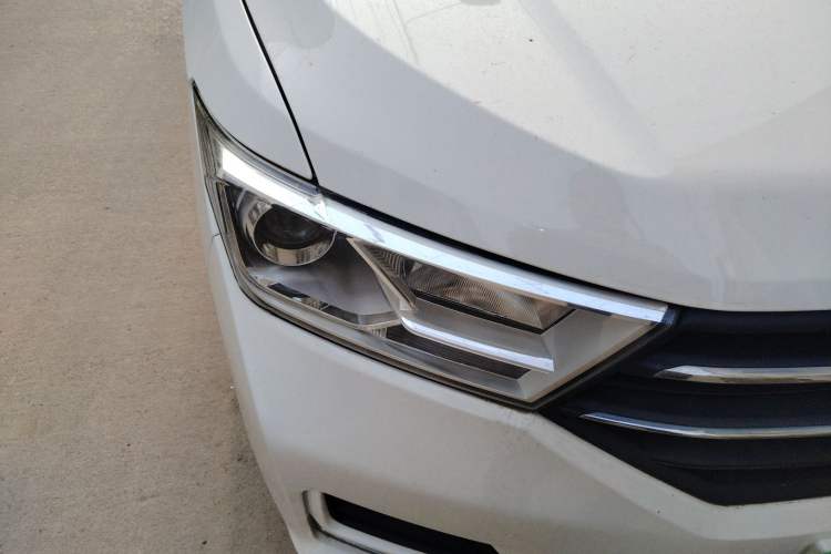 Used Wuling Hongguang 2021 1.5L S Standard Version LAR Right Front Headlight