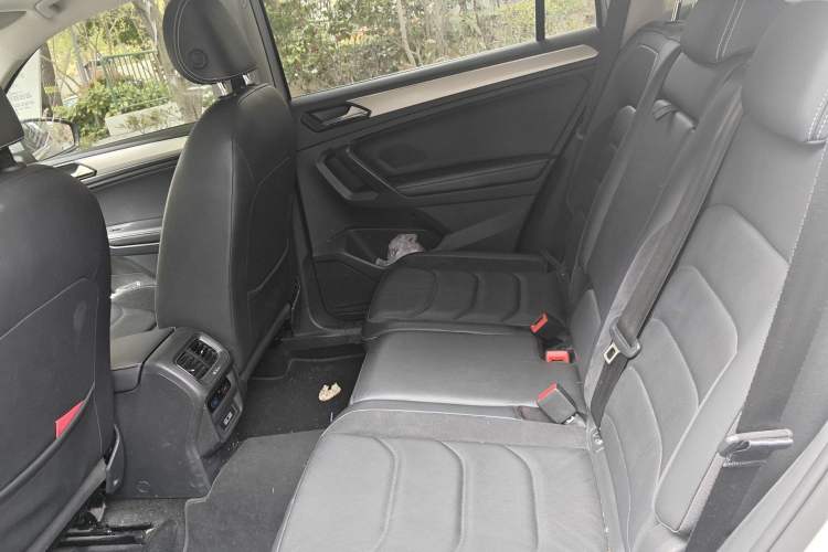 Used Volkswagen Tiguan L 2017 330TSI Automatic Two-Wheel Drive Luxury Edition Left Rear Seat