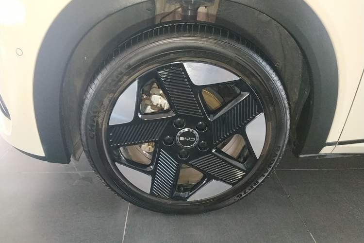 Used BYD Dolphin 2025 Intelligent Driving Version 520km Range Knight Edition Left Front Wheel Hub