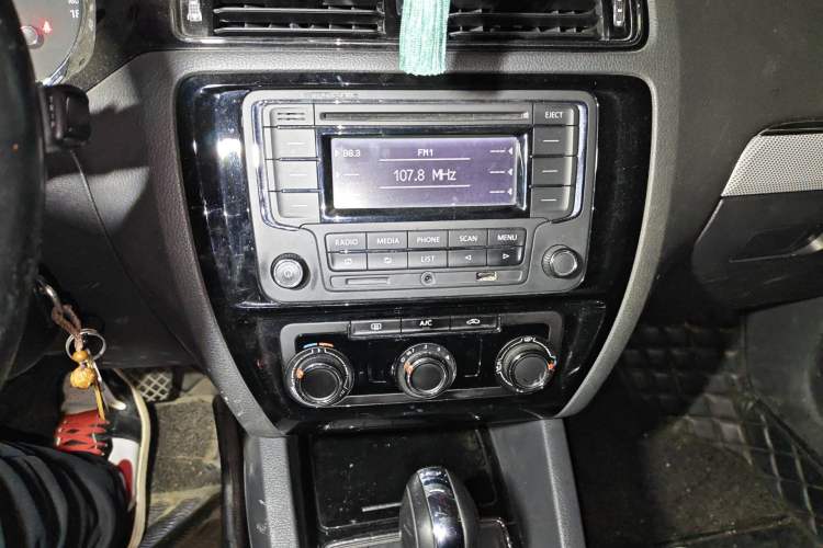 Used Volkswagen Sagitar 2015 1.6L Automatic Comfort Model Audio And AC Panel