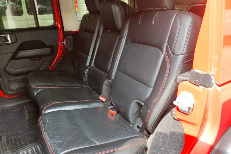 Used Jeep Wrangler 2019 2.0T Sahara Four-Door Electric Convertible China VI Emission Standard
