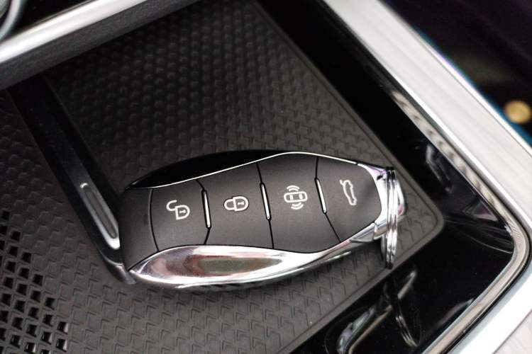 Used Hongqi HS5 2025 2.0T Two-Wheel Drive Flagship Pro Edition Vehicle Key