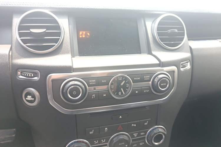 Used Land Rover Discovery 2014 3.0 SC V6 SE Audio And AC Panel