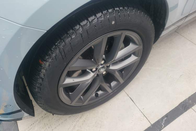 Used Land Rover Range Velar 2024 Dynamic SE Left Front Wheel Hub