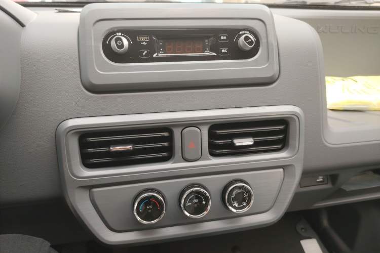 Used Wuling Yangguang 2024 300KM Comfort Version Passenger Van 75kW
