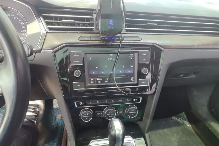 Used Volkswagen Magotan 2018 330TSI DSG Luxury Model Audio And AC Panel